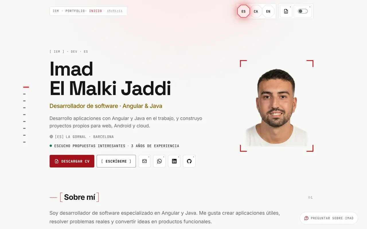 Portada con el nombre en dos líneas, el rol, la situación laboral, los botones de descargar el CV y escribir, y el retrato a la derecha.